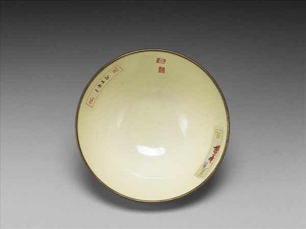 銅胎畫琺瑯藍地龍紋碗