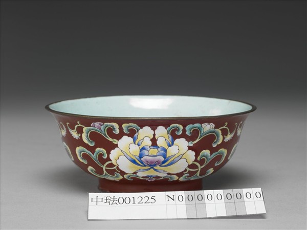 銅胎畫琺瑯紅地花卉紋碗