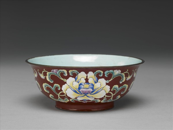 銅胎畫琺瑯紅地花卉紋碗