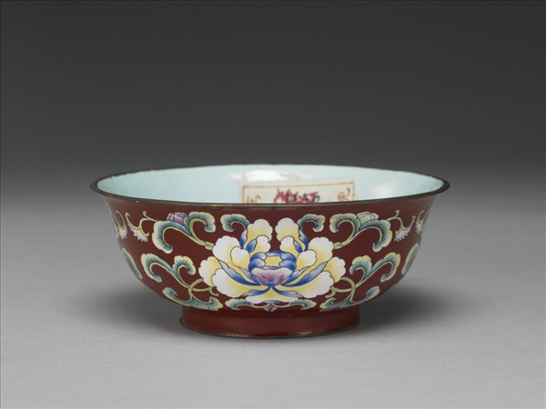 銅胎畫琺瑯紅地花卉紋碗