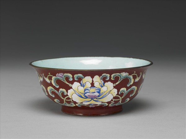 銅胎畫琺瑯紅地花卉紋碗