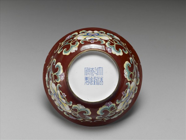 銅胎畫琺瑯紅地花卉紋碗