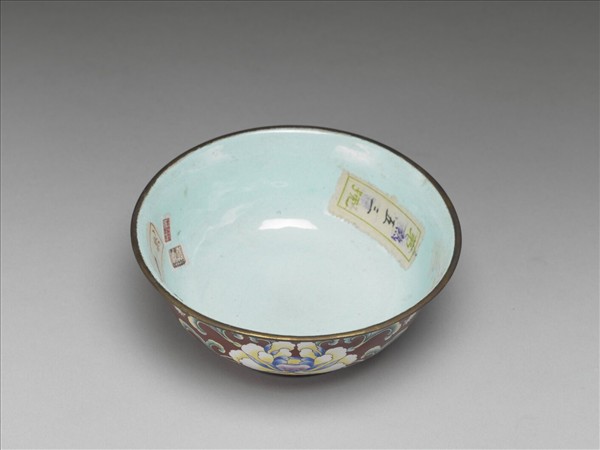 銅胎畫琺瑯紅地花卉紋碗