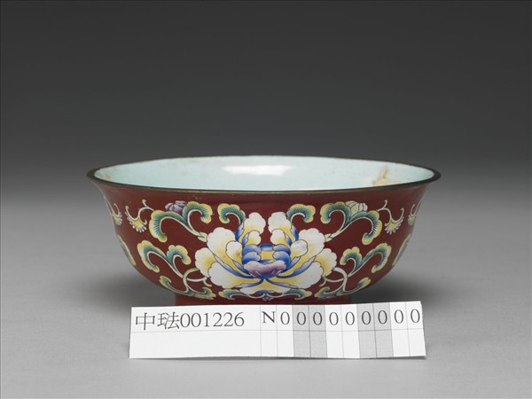 銅胎畫琺瑯紅地花卉紋碗