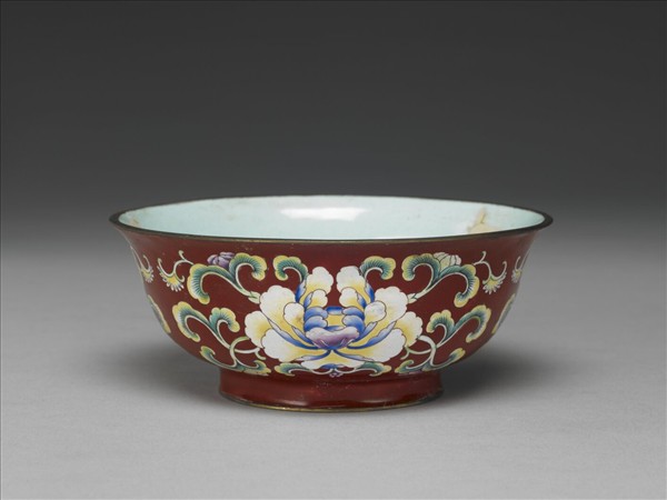 銅胎畫琺瑯紅地花卉紋碗