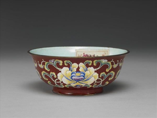 銅胎畫琺瑯紅地花卉紋碗