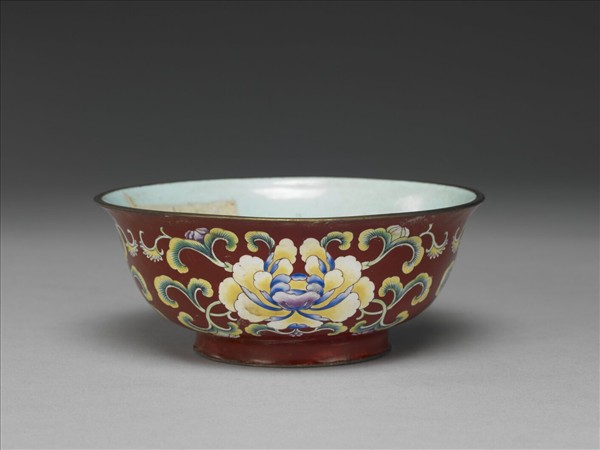 銅胎畫琺瑯紅地花卉紋碗