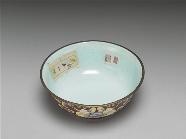 銅胎畫琺瑯紅地花卉紋碗