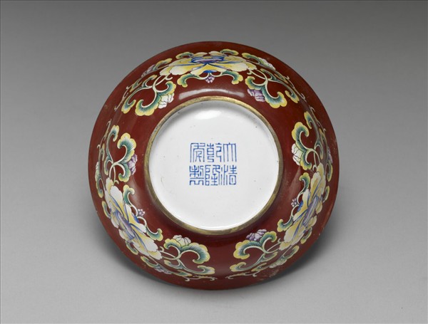 銅胎畫琺瑯紅地花卉紋碗