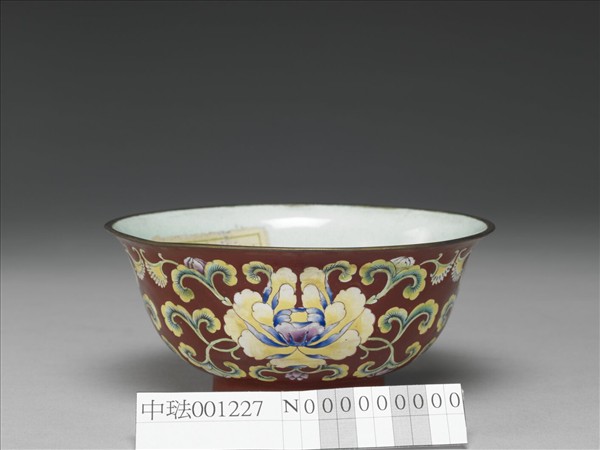 銅胎畫琺瑯紅地花卉紋碗