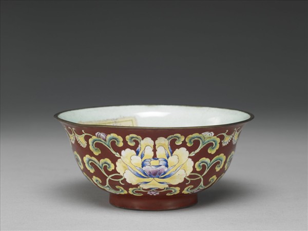 銅胎畫琺瑯紅地花卉紋碗