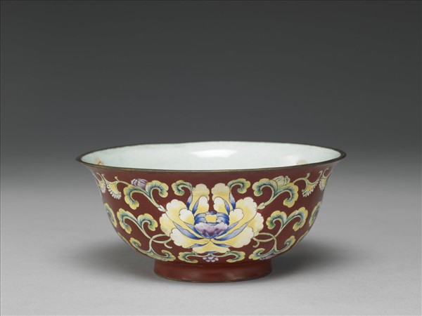 銅胎畫琺瑯紅地花卉紋碗