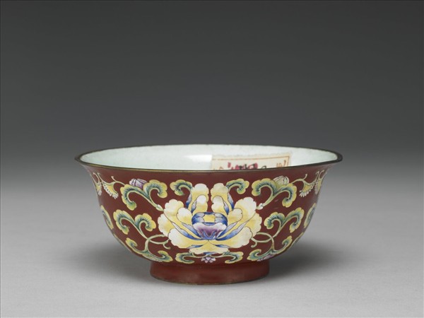 銅胎畫琺瑯紅地花卉紋碗