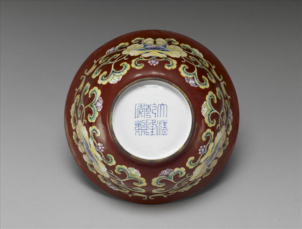銅胎畫琺瑯紅地花卉紋碗