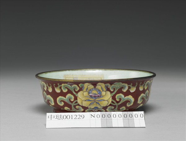 銅胎畫琺瑯紅地花卉紋碗