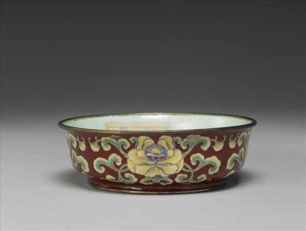 銅胎畫琺瑯紅地花卉紋碗