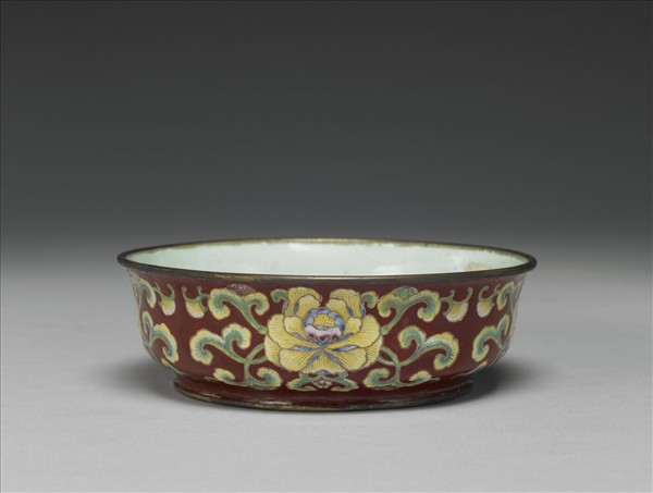 銅胎畫琺瑯紅地花卉紋碗