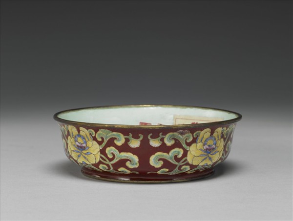 銅胎畫琺瑯紅地花卉紋碗