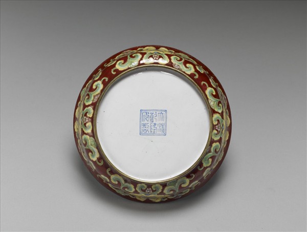 銅胎畫琺瑯紅地花卉紋碗