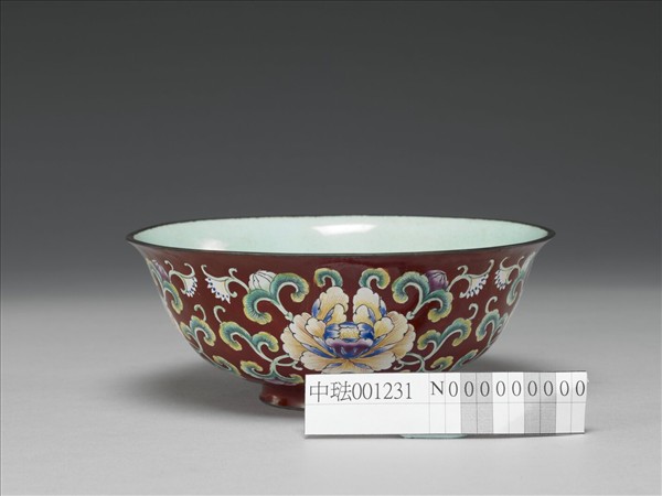銅胎畫琺瑯紅地花卉紋碗