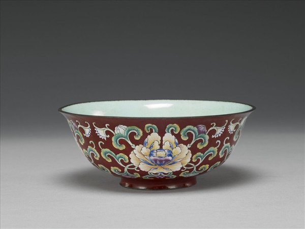銅胎畫琺瑯紅地花卉紋碗