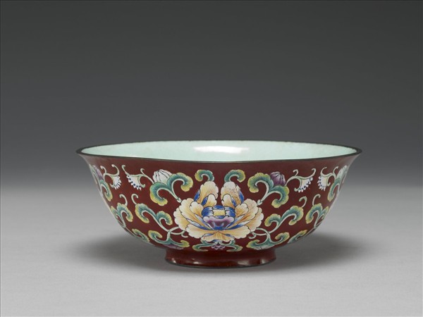 銅胎畫琺瑯紅地花卉紋碗