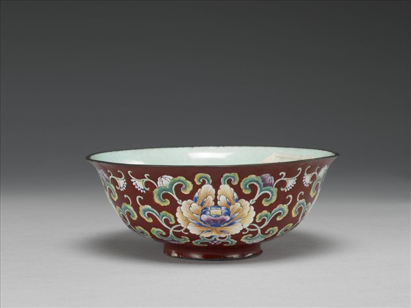 銅胎畫琺瑯紅地花卉紋碗