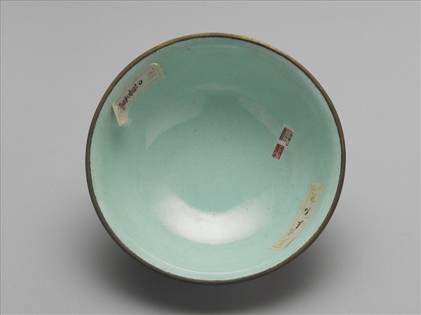 銅胎畫琺瑯紅地花卉紋碗