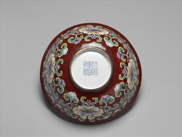 銅胎畫琺瑯紅地花卉紋碗