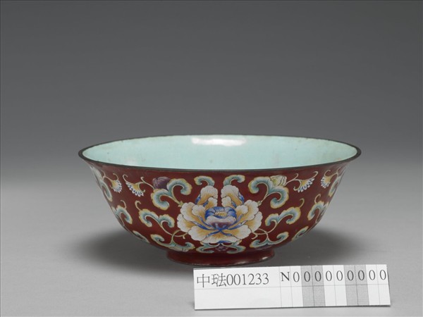 銅胎畫琺瑯紅地花卉紋碗