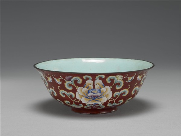 銅胎畫琺瑯紅地花卉紋碗