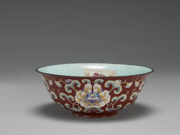 銅胎畫琺瑯紅地花卉紋碗