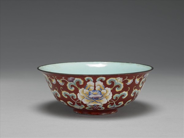 銅胎畫琺瑯紅地花卉紋碗