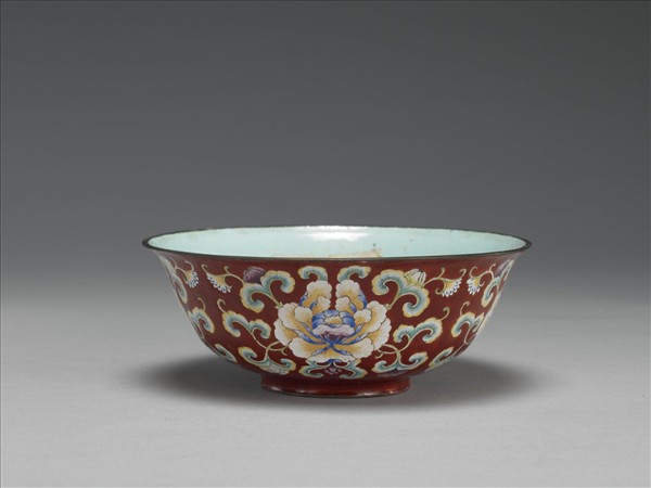 銅胎畫琺瑯紅地花卉紋碗
