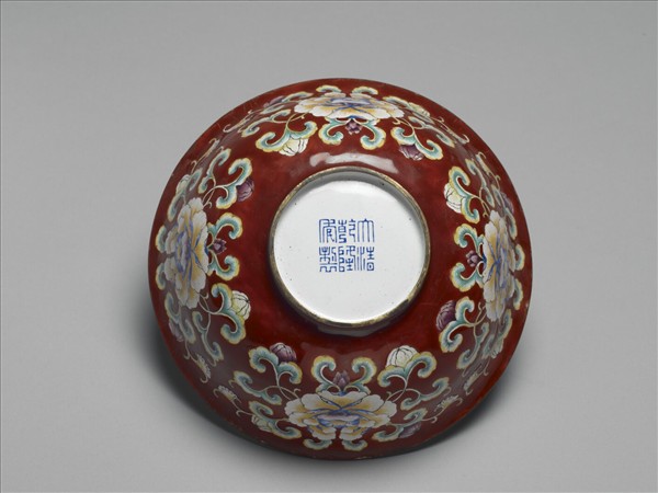 銅胎畫琺瑯紅地花卉紋碗