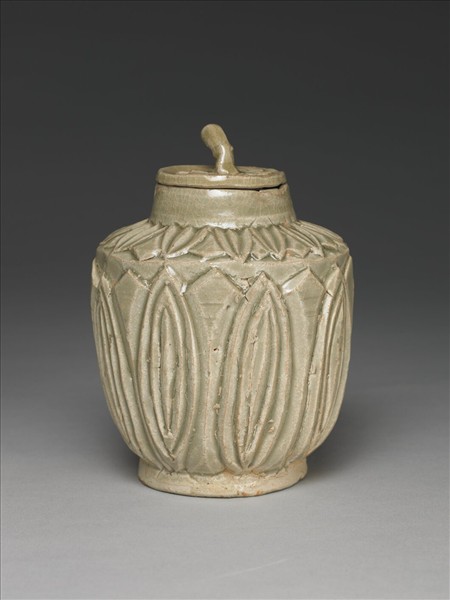 青瓷刻花蓋罐