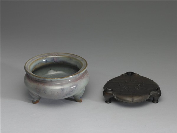 鈞窯 青釉紫斑三足爐