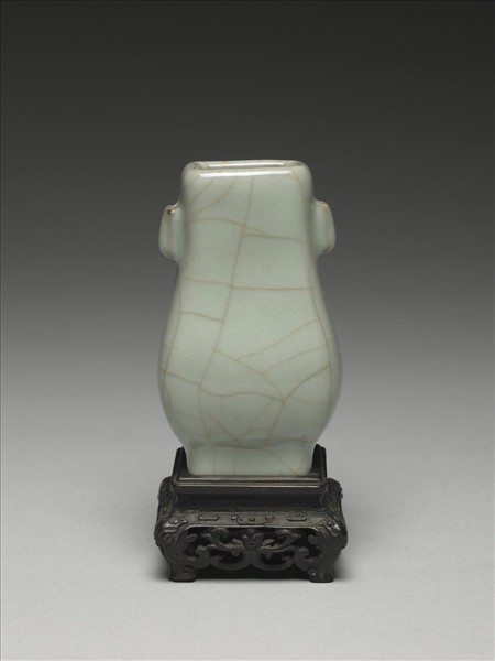 仿官釉青瓷貫耳壺