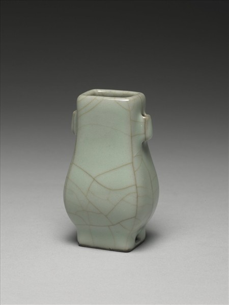 仿官釉青瓷貫耳壺