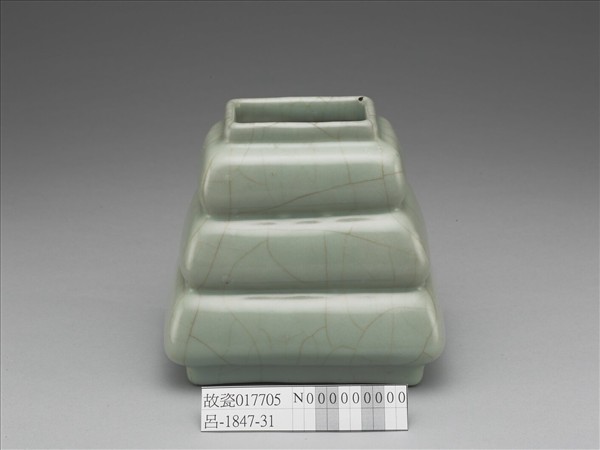 仿官釉青瓷三登方壺