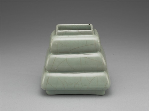 仿官釉青瓷三登方壺