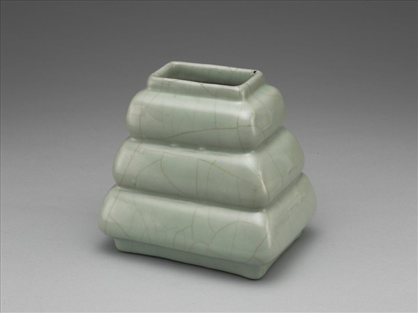 仿官釉青瓷三登方壺