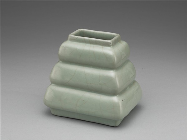 仿官釉青瓷三登方壺