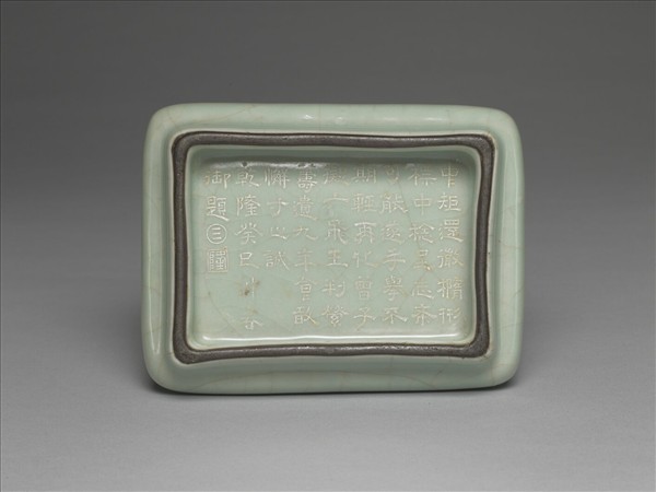 仿官釉青瓷三登方壺