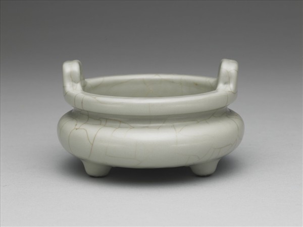 白瓷雙耳三足爐