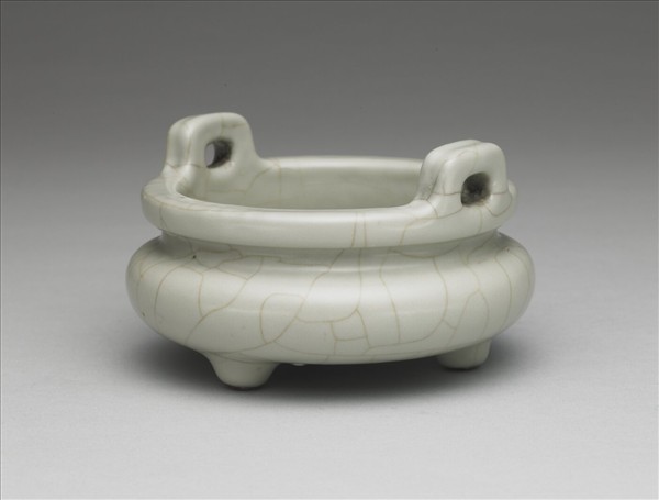 白瓷雙耳三足爐