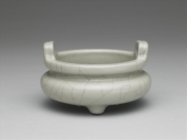 白瓷雙耳三足爐