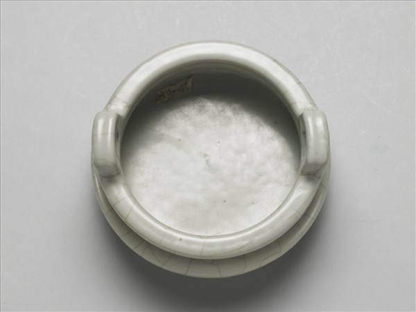 白瓷雙耳三足爐