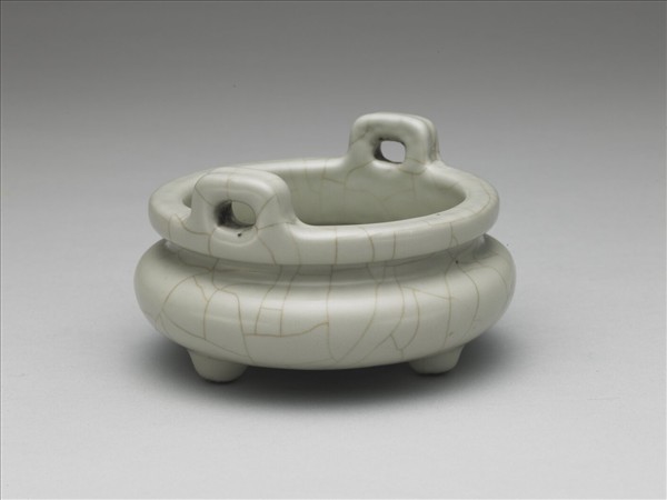 白瓷雙耳三足爐