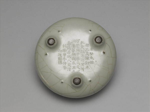 白瓷雙耳三足爐